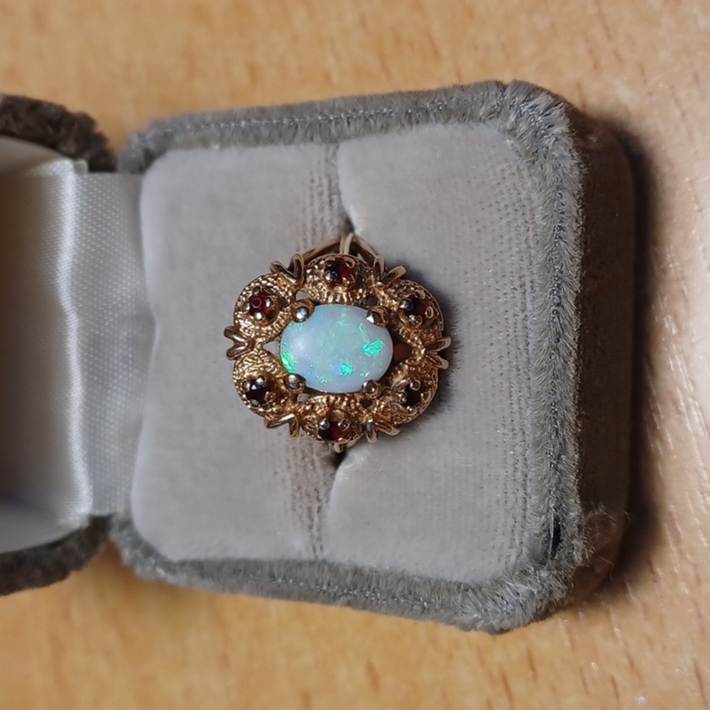 10K yellow Gold Antique Opal/Garnet Ring.